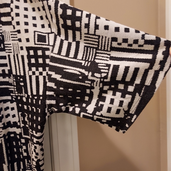 LuLaRoe sx 3x Black and White Tunic - Picture 3 of 4